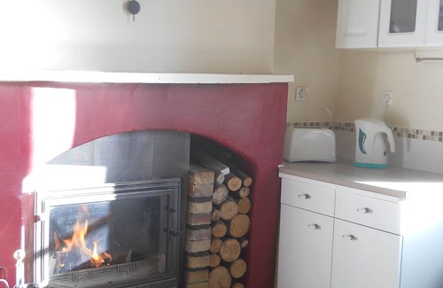 Hambers Cottage | Charming Country Cottage with Breakfast and Family-Friendly Amenities