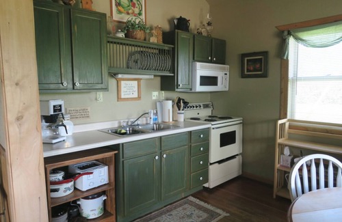 Bottineau House | Pet-Friendly Rural Escape at Homestead Lodge - Rated 9.8