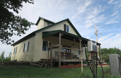 Bottineau House | Pet-Friendly Rural Escape at Homestead Lodge - Rated 9.8