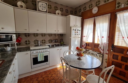 Cabanas de la Sagra Cottage | Pet-Friendly Retreat: La Casa de Mera Near Toledo
