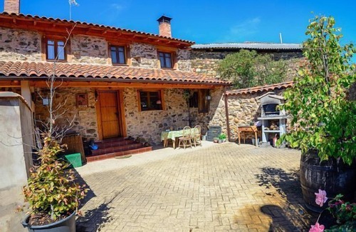 Benllera Cottage | Idyllic Rural Escape with Spa and Scenic Views for Two