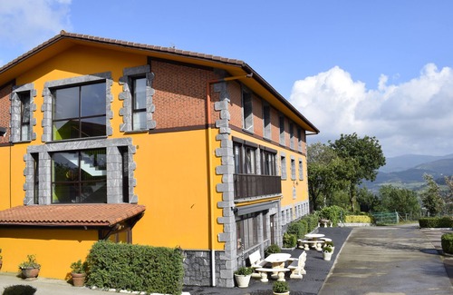 Usurbil Cottage | Cozy Caserío Ibarrola Txiki: Oceanfront Stay for 12