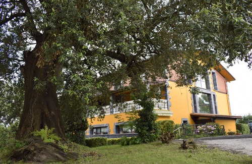 Usurbil Cottage | Cozy Caserío Ibarrola Txiki: Oceanfront Stay for 12