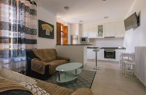 Hontoria del Pinar Cottage | Idyllic Centro Río Lobos Rural House with Pool for 4 Guests