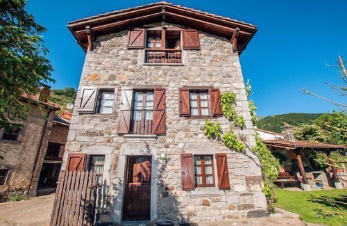 Santa Maria de Valdeon Cottage | Experience El Serenal: Perfect Retreat for 10 Guests