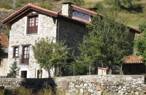 Santa Maria de Valdeon Cottage | Experience El Serenal: Perfect Retreat for 10 Guests