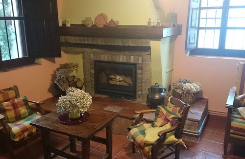 Villaherreros Cottage | Cozy Rural House La Pequena: Family-Friendly Getaway