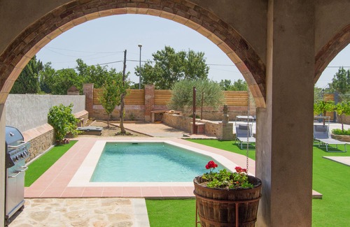 Gualta House | Idyllic Rural Retreat with Pool in Gualta - 10/10 Rated