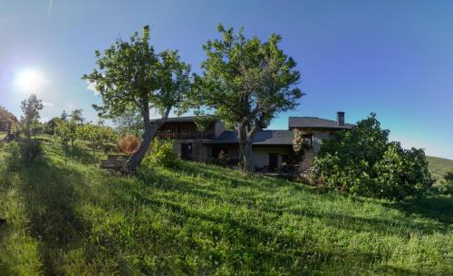 Carucedo House | Discover Rural Médulas: Pet-Friendly Retreats with Ocean Views