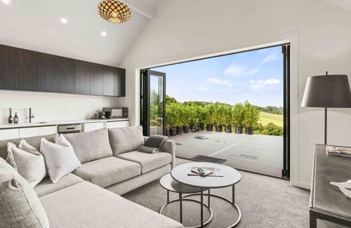 Mangawhai Villa | Rural Paradise with a glimpse of the Sea.