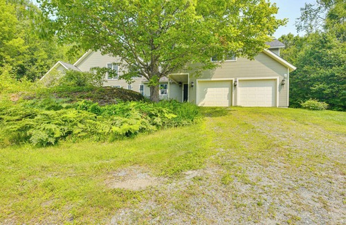 Hyde Park Cottage | Rural Retreat 3 Mi to Morrisville & Rail Trail!