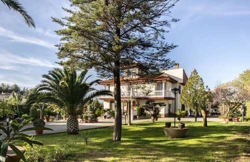 Baeza Cottage | Discover Mari Carmen: Pet-Friendly Retreat with Pool & Spa