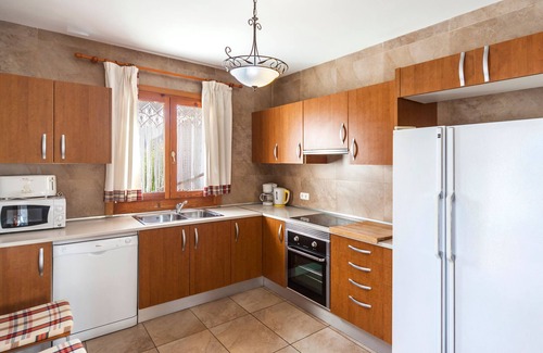 Campanet Villa | Idyllic Villa Rote: Poolside Retreat with Ocean Views