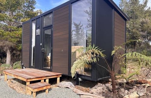 Golden Bay House | Cozy Ruru Tiny House Summa with Kitchen & Child-Friendly Amenities