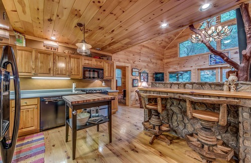 Ellijay Cabin | Rushing Creek: Family-Friendly Retreat with Pool & Kitchen
