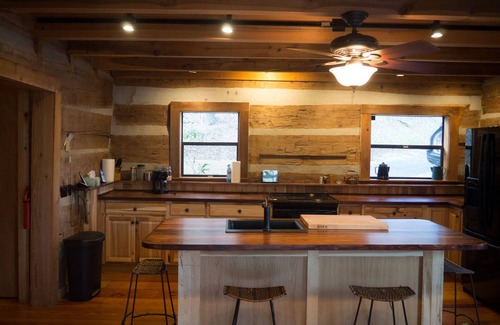 Dahlonega Cabin | Discover Rushing River Log Cabin near Dahlonega Wine Country