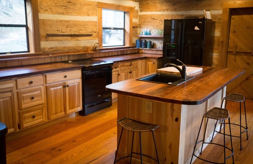Dahlonega Cabin | Discover Rushing River Log Cabin near Dahlonega Wine Country