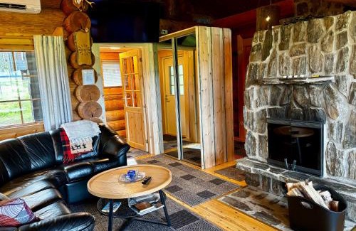 Akaslompolo Ski Chalet | Cozy Ruska 2 Cabin: Lake and Fell Views Await You