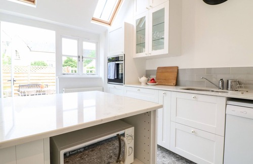 Moreton-in-Marsh Cottage | Family-Friendly Ruskin House with Garden in Moreton-In-Marsh