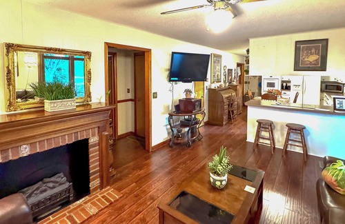 Windsor House | Top-Rated Russell Springs Getaway, 10 Mi to Lake Cumberland!