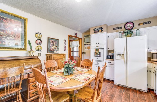 Windsor House | Top-Rated Russell Springs Getaway, 10 Mi to Lake Cumberland!