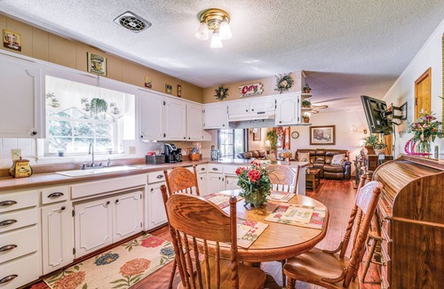 Windsor House | Top-Rated Russell Springs Getaway, 10 Mi to Lake Cumberland!