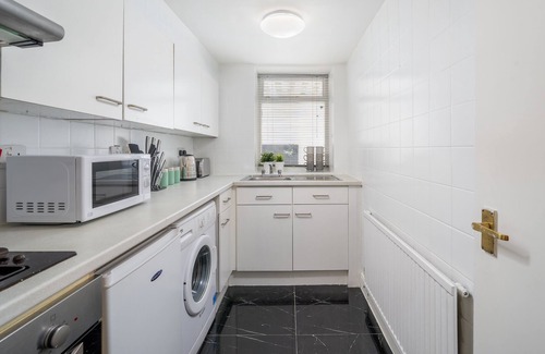 St. Pancras Apartment | Exceptional Russell Sq Suite: 2-Bed Apartment Awaits