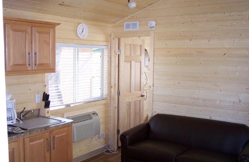 Cloverdale Resort | Relaxing Russian River Cottage with Pool & Family Amenities