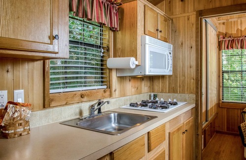 Cloverdale RV Rental | Pet-Friendly Russian River RV Campground with Pool & Breakfast