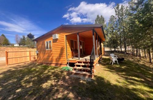 Valley House | Charming Cabin Retreat at New Waitts Lake Resort