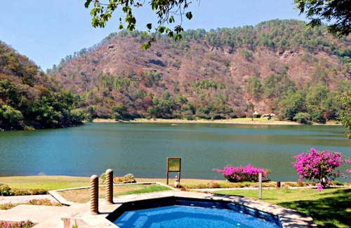 Mascota Cabin | Cozy 1 Bedroom Cabin Retreat by a Private Lake