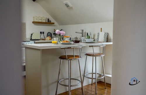 Caldecott Apartment | Cozy 2-Bed Flat with En-Suite and Parking for Business Travelers