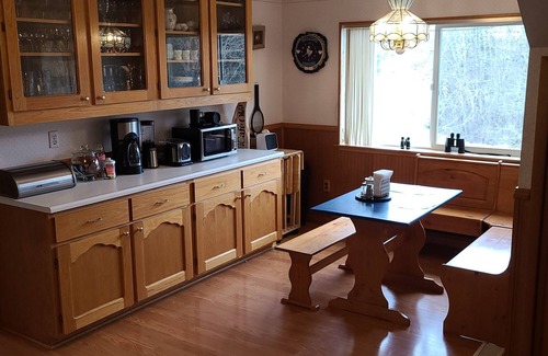 Underwood Apartment | Scenic 2nd Story Apartment with Mountain Views & Family Amenities