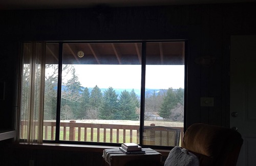 Underwood Apartment | Scenic 2nd Story Apartment with Mountain Views & Family Amenities