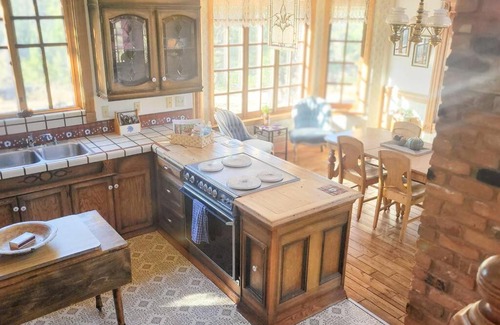Eagar House | Rustic 3-Bedroom Cabin with Scenic Views and Family Amenities