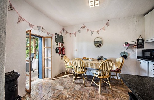Fonte do Bispo House | Rustic Country Retreat: Pool, Free Wi-Fi & Scenic Views