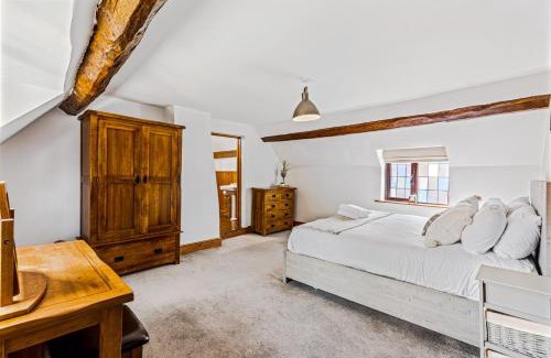 Snarestone House | Charming 5-Bed Farmhouse in Derbyshire, Perfect for Families