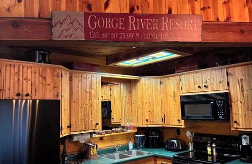 Pembina County House | Rustic 5 Bedroom Gorge River Resort