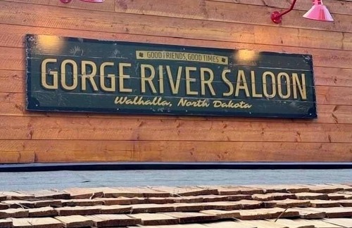Pembina County House | Rustic 5 Bedroom Gorge River Resort