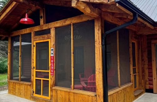 Pembina County House | Rustic 5 Bedroom Gorge River Resort