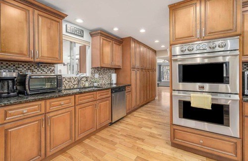 Londonderry House | Rustic Retreat: Spacious 6-Bedroom Home with Hot Tub