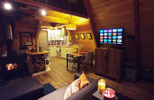 Glacier Cabin | Cozy 70's A-Frame with Pet-Friendly Amenities and Pool