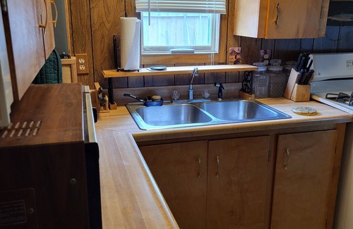 Harrison Cabin | Eclectic Cabin Retreat with Canal View & Pool Access