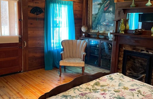 Denton Other | Idyllic Farmhouse Retreat with Family-Friendly Amenities