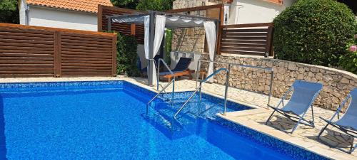 Razanac Apartment | Cozy Oceanfront Apartment Mariva with Pool & Top Ratings
