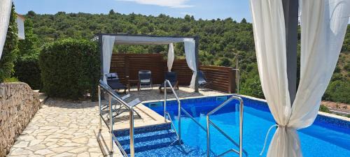 Razanac Apartment | Cozy Oceanfront Apartment Mariva with Pool & Top Ratings