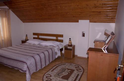 Corbeni House | Inviting Rustic Argesean: Family-Friendly with Breakfast
