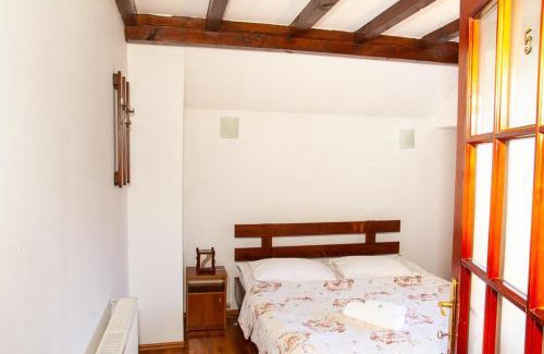 Corbeni House | Inviting Rustic Argesean: Family-Friendly with Breakfast