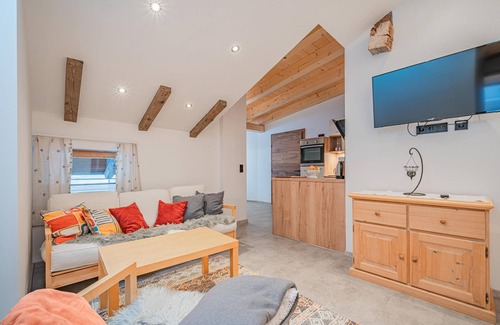 Hopfgarten Markt Apartment | Rustic Farmhouse: Family-Friendly Retreat with Breakfast