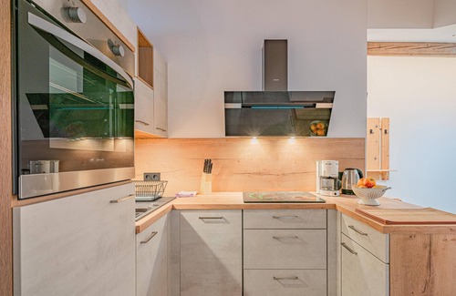 Hopfgarten Markt Apartment | Rustic Farmhouse: Family-Friendly Retreat with Breakfast